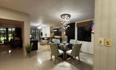 Gran residencia en la Col. Unidad Nacional. Incluye todo el mobiliario y equipo!