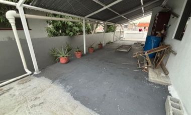 Gran residencia en la Col. Unidad Nacional. Incluye todo el mobiliario y equipo!