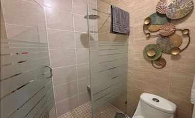 Gran residencia en la Col. Unidad Nacional. Incluye todo el mobiliario y equipo!