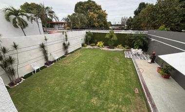 Gran residencia en la Col. Unidad Nacional. Incluye todo el mobiliario y equipo!