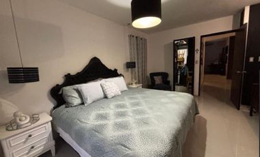 Gran residencia en la Col. Unidad Nacional. Incluye todo el mobiliario y equipo!