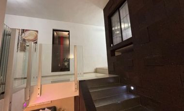 Gran residencia en la Col. Unidad Nacional. Incluye todo el mobiliario y equipo!