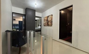 Gran residencia en la Col. Unidad Nacional. Incluye todo el mobiliario y equipo!