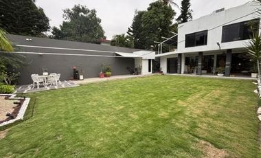 Gran residencia en la Col. Unidad Nacional. Incluye todo el mobiliario y equipo!