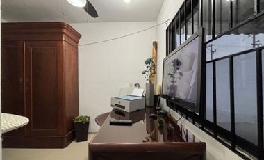 Gran residencia en la Col. Unidad Nacional. Incluye todo el mobiliario y equipo!