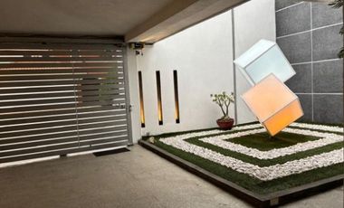 Gran residencia en la Col. Unidad Nacional. Incluye todo el mobiliario y equipo!