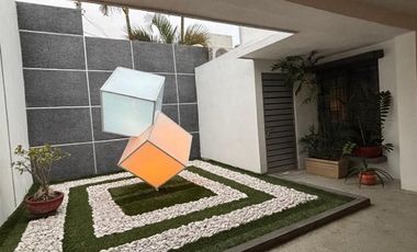 Gran residencia en la Col. Unidad Nacional. Incluye todo el mobiliario y equipo!