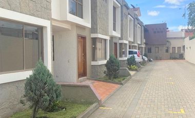 Elegante villa en venta Urb. Privada sector residencial Gran Aki - Narancay