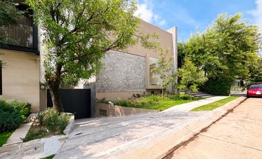 Residencia en Renta en Coto Los Frailes de Lujo, Nueva con amenidades en Zona Dorada Puerta de Hierro Zapopan.