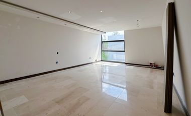 Residencia en Renta en Coto Los Frailes de Lujo, Nueva con amenidades en Zona Dorada Puerta de Hierro Zapopan.