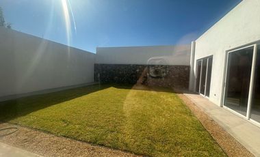 RESIDENCIA NUEVA DE UNA PLANTA EN CAMPOS ELISEOS