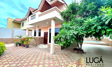 Casa de 5 dormitorios con piscina en venta, sector Paseo Shopping, cerca al Estadio Jocay, Manta Ecuador