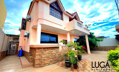 Casa de 5 dormitorios con piscina en venta, sector Paseo Shopping, cerca al Estadio Jocay, Manta Ecuador