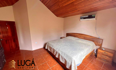 Casa de 5 dormitorios con piscina en venta, sector Paseo Shopping, cerca al Estadio Jocay, Manta Ecuador