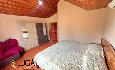 Casa de 5 dormitorios con piscina en venta, sector Paseo Shopping, cerca al Estadio Jocay, Manta Ecuador