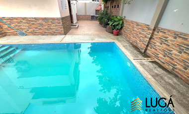 Casa de 5 dormitorios con piscina en venta, sector Paseo Shopping, cerca al Estadio Jocay, Manta Ecuador