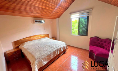Casa de 5 dormitorios con piscina en venta, sector Paseo Shopping, cerca al Estadio Jocay, Manta Ecuador