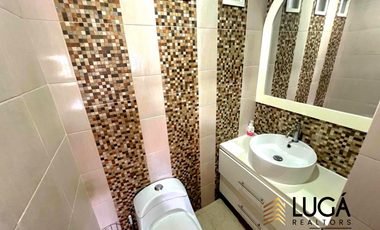 Casa de 5 dormitorios con piscina en venta, sector Paseo Shopping, cerca al Estadio Jocay, Manta Ecuador