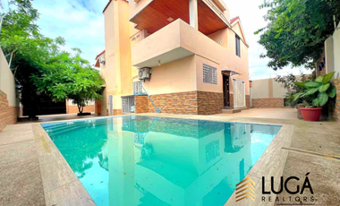 Casa de 5 dormitorios con piscina en venta, sector Paseo Shopping, cerca al Estadio Jocay, Manta Ecuador