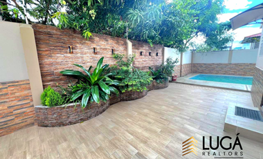 Casa de 5 dormitorios con piscina en venta, sector Paseo Shopping, cerca al Estadio Jocay, Manta Ecuador