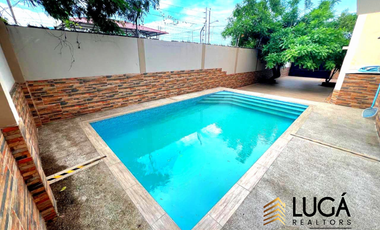 Casa de 5 dormitorios con piscina en venta, sector Paseo Shopping, cerca al Estadio Jocay, Manta Ecuador