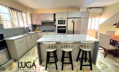 Casa de 5 dormitorios con piscina en venta, sector Paseo Shopping, cerca al Estadio Jocay, Manta Ecuador