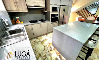 Casa de 5 dormitorios con piscina en venta, sector Paseo Shopping, cerca al Estadio Jocay, Manta Ecuador