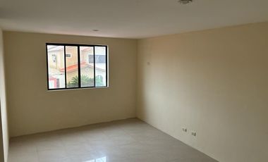 En alquiler casa de 4 dormitorios en Urb.Ciudad Celeste en la vía Samborondón.