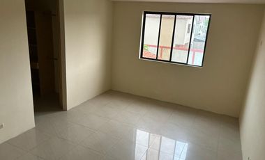 En alquiler casa de 4 dormitorios en Urb.Ciudad Celeste en la vía Samborondón.