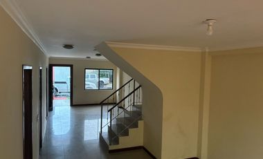 En alquiler casa de 4 dormitorios en Urb.Ciudad Celeste en la vía Samborondón.