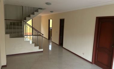 En alquiler casa de 4 dormitorios en Urb.Ciudad Celeste en la vía Samborondón.