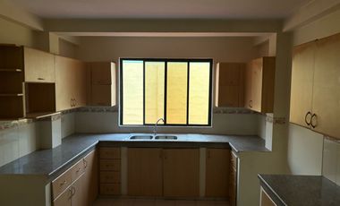 En alquiler casa de 4 dormitorios en Urb.Ciudad Celeste en la vía Samborondón.