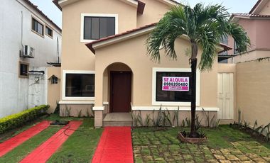 En alquiler casa de 4 dormitorios en Urb.Ciudad Celeste en la vía Samborondón.