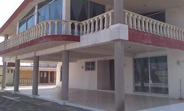 Casa con 4 villas amplio estacionamiento alberca con 4000 m2 en Cuautlancingo