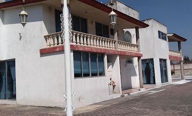 Casa con 4 villas amplio estacionamiento alberca con 4000 m2 en Cuautlancingo