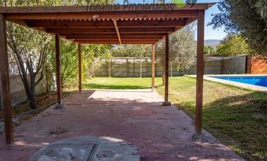 El Molle, Valle del Elqui, arriendo  de sitio de 674 m2, con casa, quincho y piscina. Avenida principal. $950.000