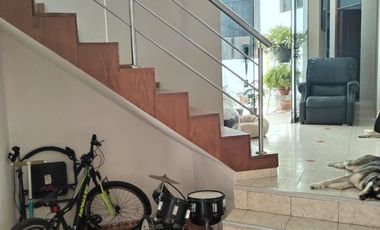 Venta de Hermosa Casa frente al Parque en los Cedros
