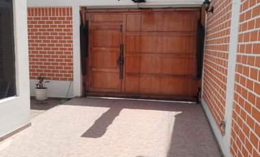 Venta de Hermosa Casa frente al Parque en los Cedros