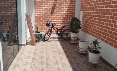 Venta de Hermosa Casa frente al Parque en los Cedros