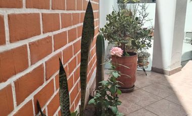 Venta de Hermosa Casa frente al Parque en los Cedros