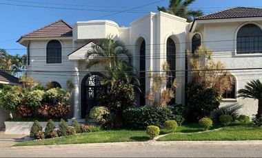 !HERMOSA RESIDENCIA DE DOS PLANTAS EN ESQUINA ZONA DORADA DE TAMPICO!!