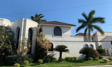 !HERMOSA RESIDENCIA DE DOS PLANTAS EN ESQUINA ZONA DORADA DE TAMPICO!!