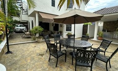 !HERMOSA RESIDENCIA DE DOS PLANTAS EN ESQUINA ZONA DORADA DE TAMPICO!!