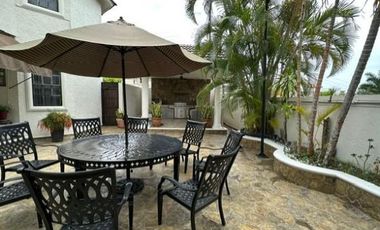 !HERMOSA RESIDENCIA DE DOS PLANTAS EN ESQUINA ZONA DORADA DE TAMPICO!!