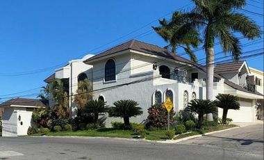 !HERMOSA RESIDENCIA DE DOS PLANTAS EN ESQUINA ZONA DORADA DE TAMPICO!!
