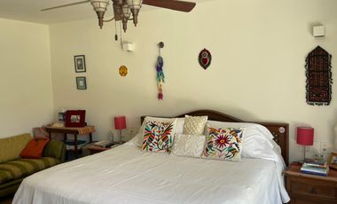 Residencia contemporánea en privada con alberca, jardín y bungalow independiente en Cuernavaca