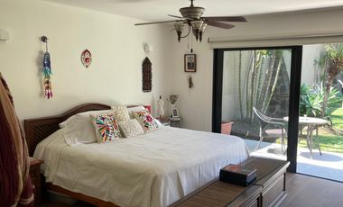 Residencia contemporánea en privada con alberca, jardín y bungalow independiente en Cuernavaca