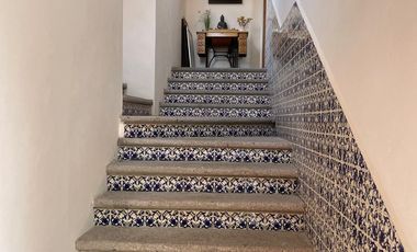 Residencia contemporánea en privada con alberca, jardín y bungalow independiente en Cuernavaca