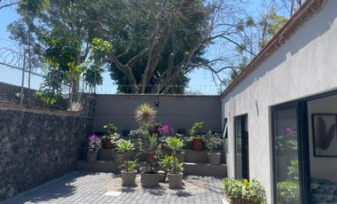 Residencia contemporánea en privada con alberca, jardín y bungalow independiente en Cuernavaca