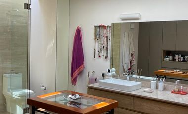 Residencia contemporánea en privada con alberca, jardín y bungalow independiente en Cuernavaca